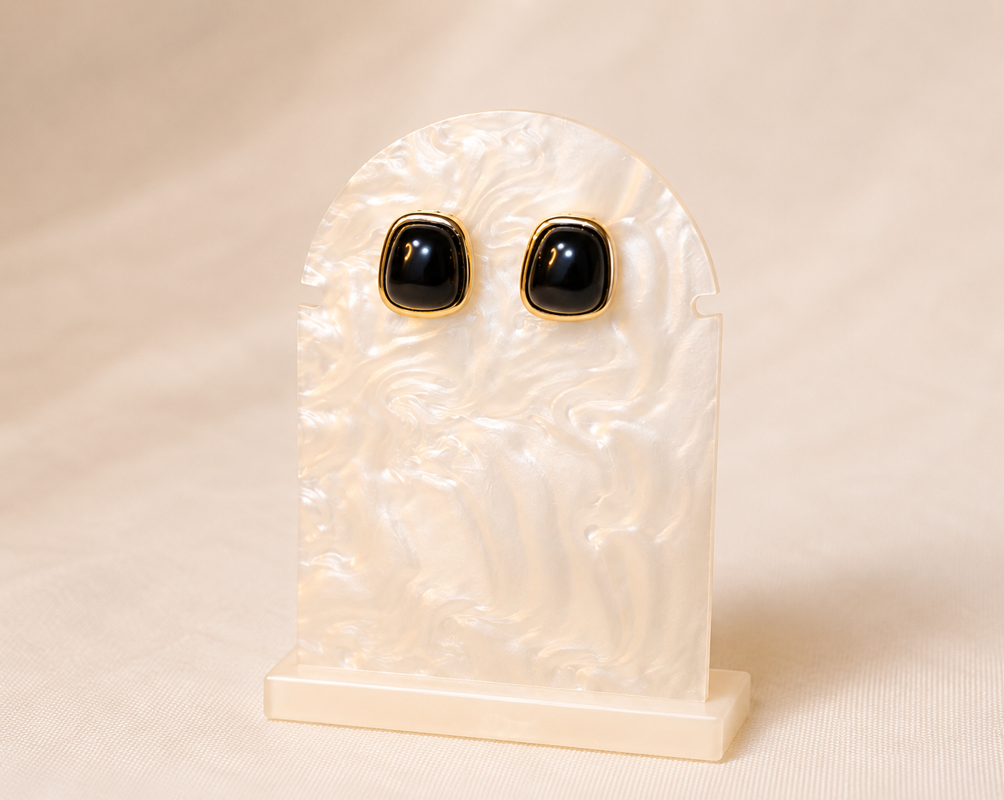 Ohrring mit schwarzem Cabochon