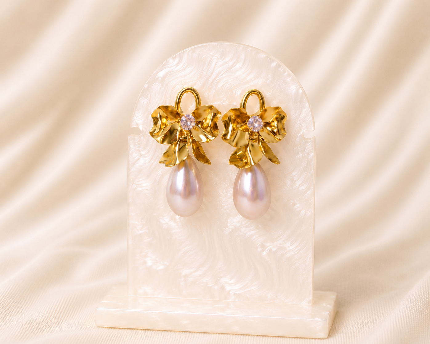 Ohrring mit goldener Schleife