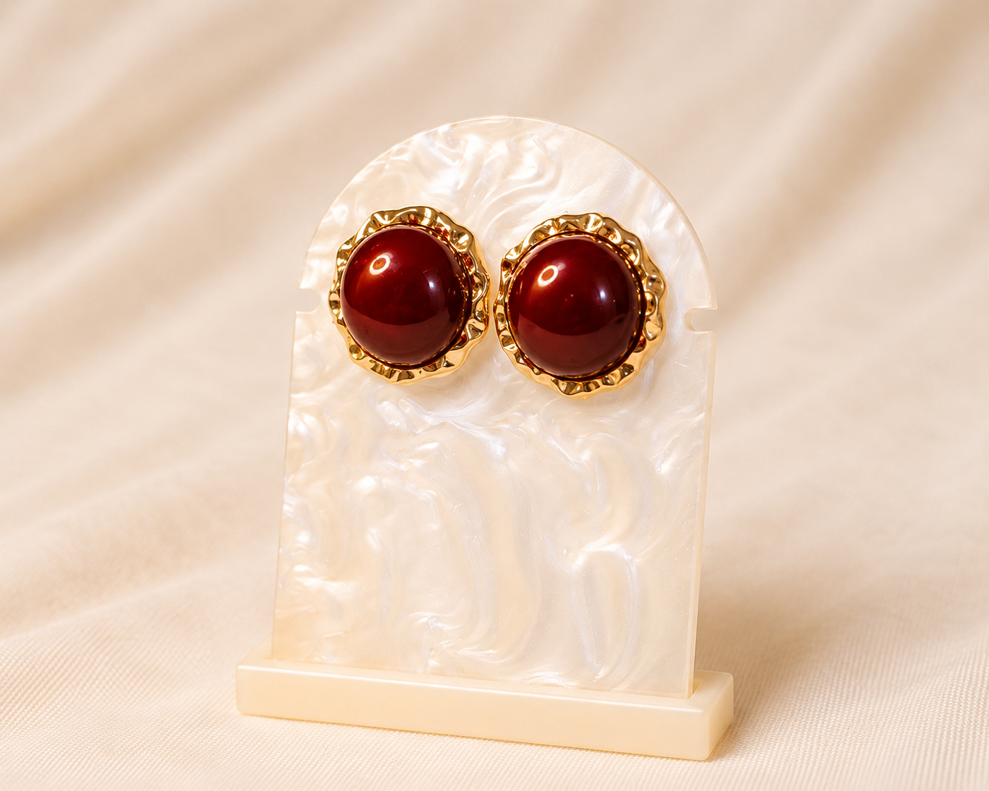 Ohrring mit rotem Cabochon